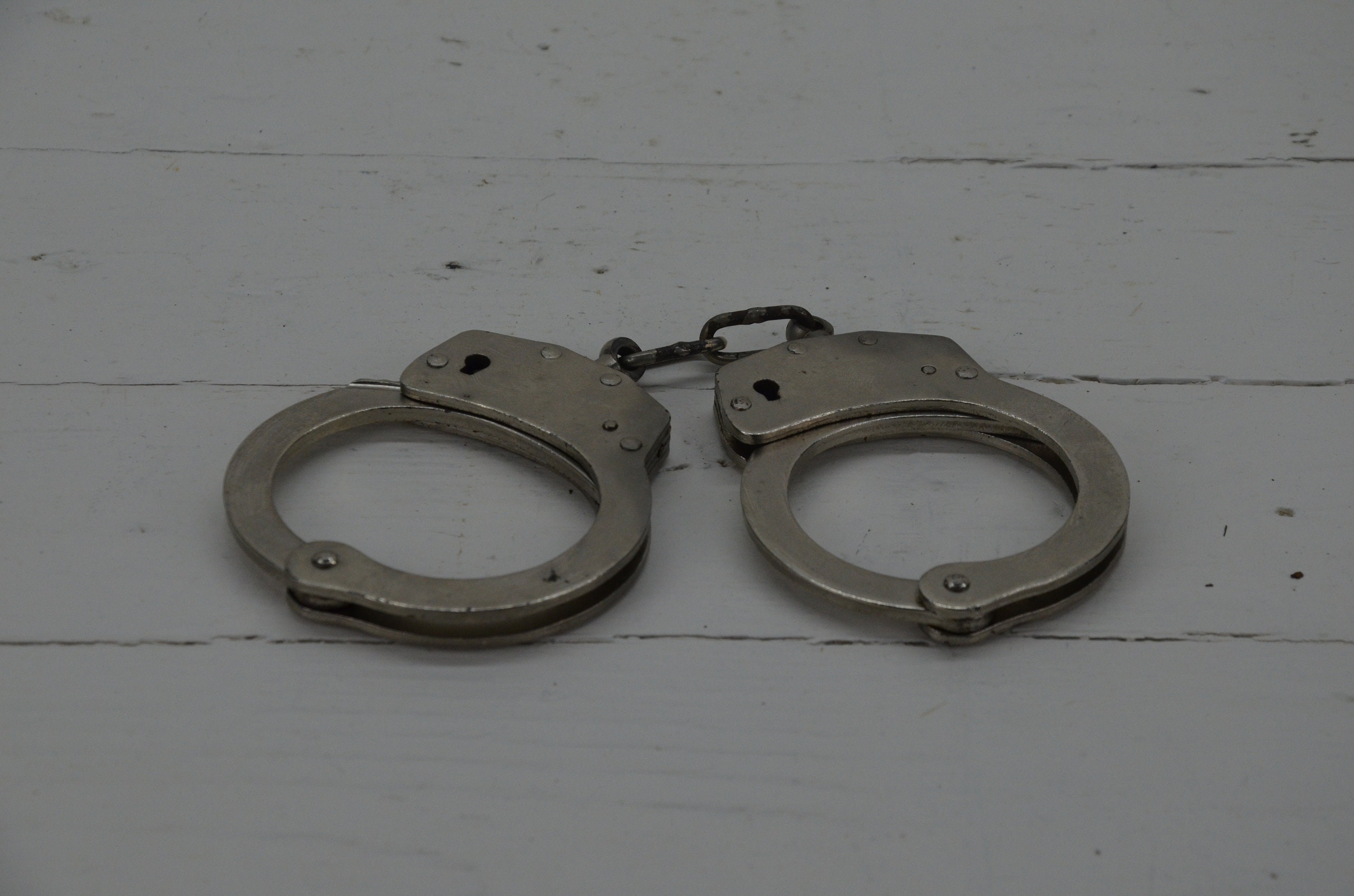 ビンテージ　手錠　USA製 Amazon.co.jp: Peerless Handcuff Company 801C ヒンジ付き手錠