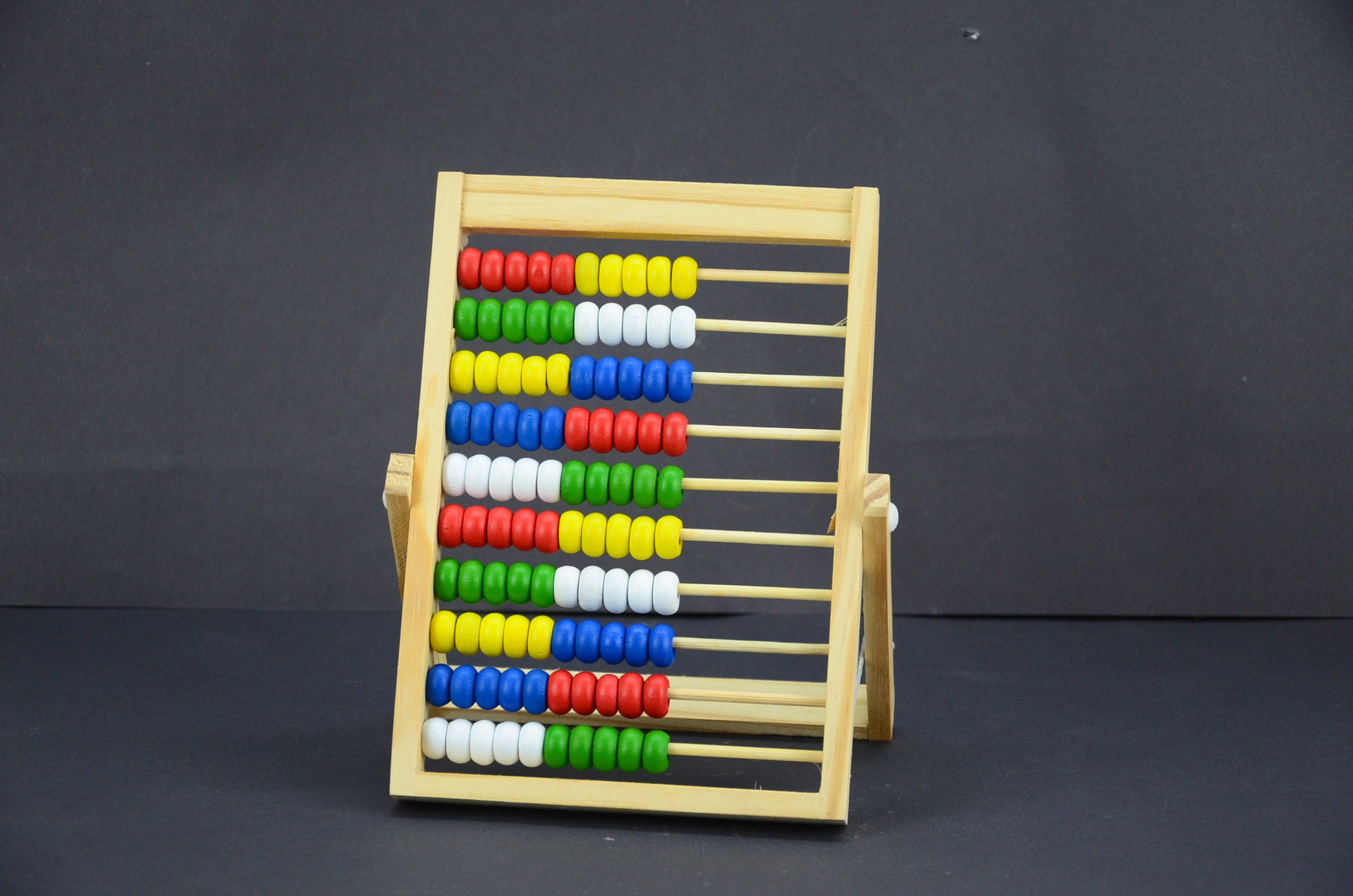 Ábaco infantil de madera con reloj | Foto Premium