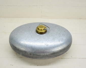 Bolsa de agua caliente metálica vintage - Calentador de cama danés galvanizado vintage de la década de 1930 con tapa de latón - Botella de agua metálica - Cantimplora - Cantimplora militar