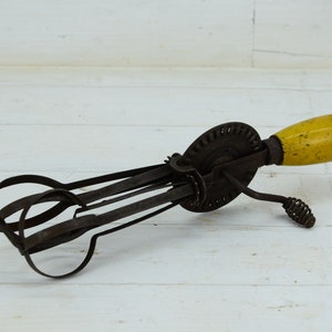 Old egg beater - Primitive egg beater - Vintage whisk - Froth beater - Egg beater - Hand held egg beater -  Kitchen decor - Cooking utensil