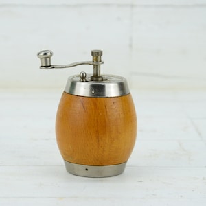 Vintage Pippermühle aus Holz - Vintage Mühle - Kleine Gewürzmühle - Bulgarische Gewürzmühle - Kleine Pfeffermühle aus Holz - Rustikales Wohndekor