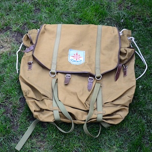 Großer Segeltuch Rucksack - Alter grüner Segeltuch Rucksack - Tourist Segeltuch Rucksack - Rucksack für Jagen und Fischen - Großer Segeltuch Rucksack