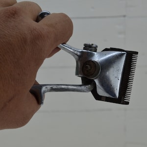 Vintage Bulgarian hand clipper - Vintage hand trimmer - Manual hair razor - Trimmer - Shaver - Hair clipper - Barber tool - Collectible