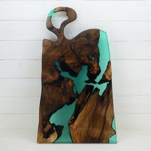 Handmade epoxy resin cutting board - Epoxy resin and walnut cutting biard - Serving board - Handmade tray