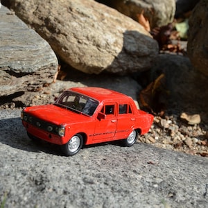 ヴィンテージ メタル おもちゃ FIAT 125 - レッド ポリッシュ FIAT 125 - 古い車のおもちゃ - 古いメタルおもちゃ - 子供のおもちゃ - 小さなメタルカー - コレクター向け車のおもちゃ