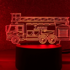 リモコンを含め、ご希望の名前でパーソナライズされた常夜灯消防車。すべての消防士にとって夢の装飾照明として