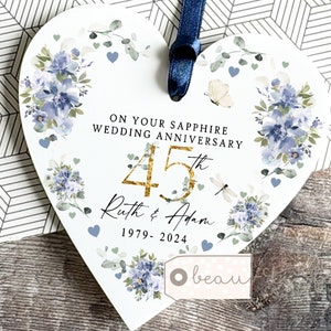 Decorazione personalizzata per anniversario di matrimonio in zaffiro, regalo per il 45° anniversario di matrimonio, regalo ricordo a forma di cuore floreale per il 45°, 25°, 1°, 25°, 50° e 30° anniversario.