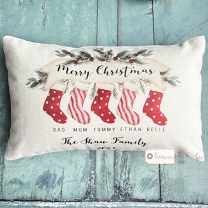 Capa de almofada personalizada com nomes de família de Natal, meias de Natal, folhagens de azevinho, design de folhagens, citação para casa, estilo linho