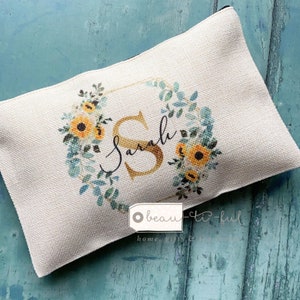 Borsa per il trucco in tessuto di lino con motivo floreale viola, nome e iniziale personalizzati, regalo di compleanno per la mamma, la sorella e l'amica.