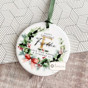 Personalisierte Name Frohe Weihnachten Bogen Greenery Kranz Design Keramik oder Acryl Runde Verzierung Andenken