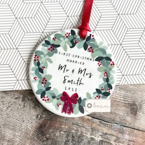 Gepersonaliseerde eerste kerstcadeau getrouwd huwelijkscadeau heer mevrouw pasgetrouwde bruid bruidegom botanisch groen keramiek of acryl ornament aandenken