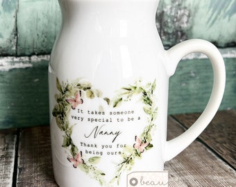 Personalisiert Es dauert jemand ganz besonderen Mama Nanna Kindermädchen Oma Haus Wildblumen Schmetterling Floral Keramik Kleine Vase Krug Becher Geburtstagsgeschenk