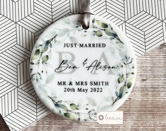 Personalised Just Married Gift Wedding gift Mr & Mrs Wedding Foliage Greenery Wreath Ceramic or Acrylic Round Decoration Ornament Keepsake