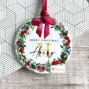 Personalisierte Name Frohe Weihnachten Bogen Greenery Kranz Design Keramik oder Acryl Runde Verzierung Andenken