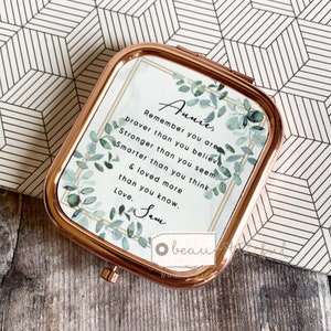 Personalisierte erinnern Sie sind mutiger .. Zitat Geometrische Greenery Quadrat Rose Gold Kompakt Taschenspiegel Andenken