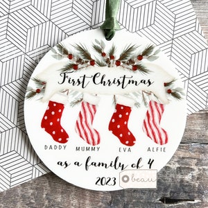 Personalizzato il primo primo Natale come famiglia di 3 4 5 calze mamma papà mamma mamma bambino verde acrilico o ceramica ornamento ricordo