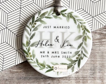Personalised Just Married Gift Wedding gift Mr & Mrs Wedding Greenery Wreath Ceramic or Acrylic Round Decoration Ornament Keepsake