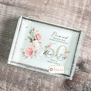 Puede incluir: Un bloque de vidrio con un diseño floral y el texto "Diamond Wedding Anniversary 60 Mum & Dad Years 1964-2024"