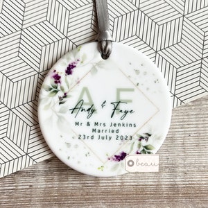 Personliga nygifta namn Herr & Fru Bröllopspresent Lila Lavendel Blommor Keramik eller Akryl Dekoration Ornament Minnessak