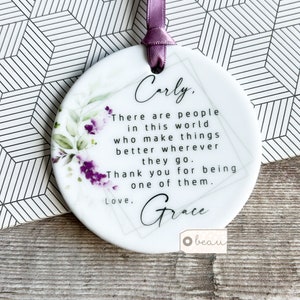 Personlig tackgåva Det finns människor i den här världen Citat Lavendel Blommor Keramik eller Akryl Rund Dekoration Ornament Minnessak
