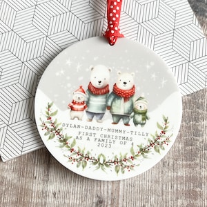 Personalisierte 1. Erste Weihnachten als Familie von 3 4 5 Eisbär Mama Papa Mammy Pullover Greenery Acryl oder Keramik Ornament Andenken