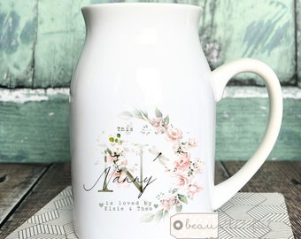 Personalisiert Diese Mutter Nanna Nanny Oma wird geliebt von ... Haus Wildblumen Schmetterling Floral Keramik Kleine Vase Krug Becher Geburtstagsgeschenk