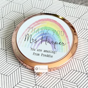 Personalisiert Danke Lehrer Lehrbegleiter Hübscher Regenbogen runder Roségold kompakter Taschenspiegel