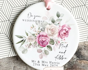 Personalised Just Married Wedding gift Mr & Mrs Bride Groom Newlyweds Gift for Wedding Floral Greenery Round Decoration Ornament Keepsake