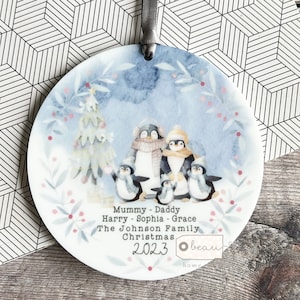 Decorazione per albero di Natale personalizzata per la famiglia, motivo: pinguino con motivo verde, decorazione rotonda in acrilico o ceramica, regalo di Natale