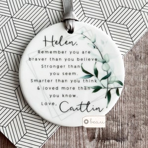 Personalisierte erinnern Sie sind mutiger Zitat Moderne Greenery Design Keramik oder Acryl runde Dekoration Verzierung Hochzeits-Andenken