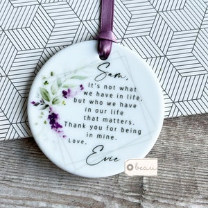 Personlig Det är inte vad vi har i livet Citat Lavendel Blommor Keramik eller Akryl Rund Dekoration Ornament Bröllopsminnessak