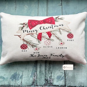 Capa de almofada personalizada com nomes de família natalinos, enfeites de natal, folhagens de azevinho, design de folhagens, citação para casa, estilo linho