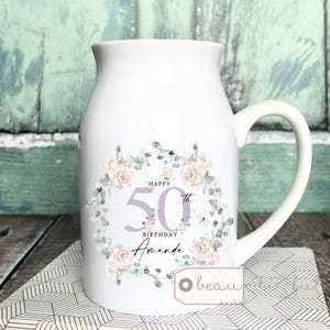 Può includere: Tazza in ceramica bianca con un design floreale e il testo "Happy 50th Birthday Amanda".