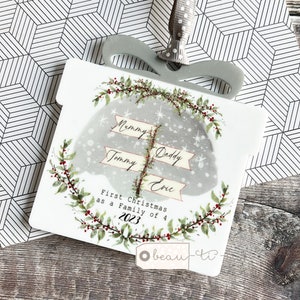 Personalisierte erste Weihnachten Familie von 3 4 5 Geschenk Wegweiser Greenery Beeren Geschenk geformt Acryl Ornament Andenken Baumdekoration Spielerei