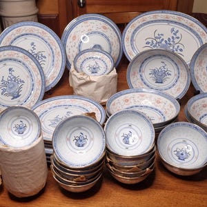 Vintage Jingdezhen Flower Porcelain Dinnerware, Blue White Red Gilded Rice Grain Flower Pattern