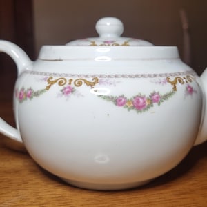 Victoria single serve tea pot made in Czechoslovakia