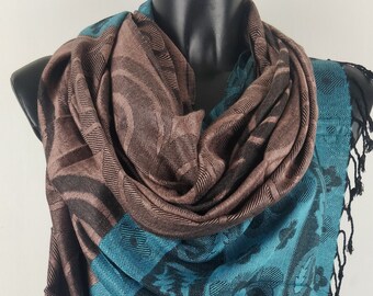 Pashmina en viscosa. Estampados florales y círculos azules y marrones.