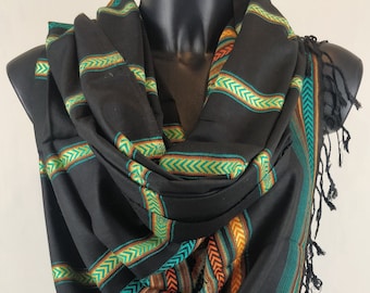 Pashmina Manai in viscose. Black Inca-inspired striped scarf.
