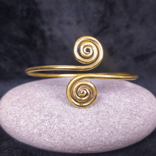 Spiral minimalist bracelet. Ethnic adjustable bangle in brass / silver plated brass.