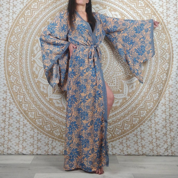 Kimono long femme Vijay en soie indienne. Kimono style japonnais manches longues. Imprimé fleuri orange et bleu.