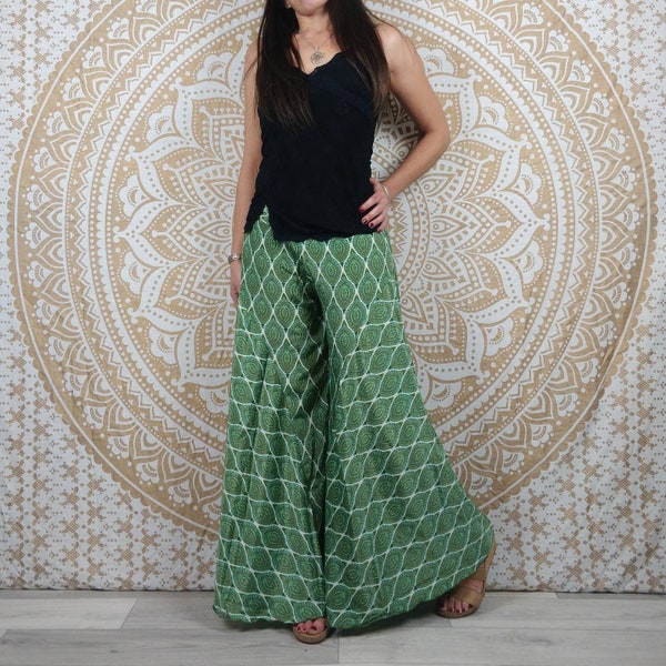 Pantalon femme Jebra en soie indienne. Coupe ample et évasée, patte d'éléphant. Imprimé vert.