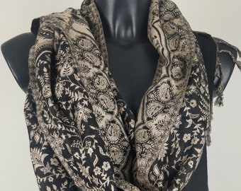 Sangam Wende-Pashmina aus Viskose. Schwarzes Paisley-Muster.