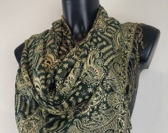 Pashmina Asoha réversible en viscose. Motif paisley vert foncé.