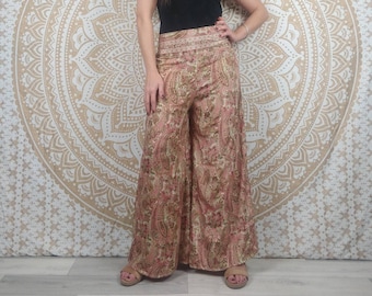 Pantalon femme Ajeeta en soie indienne. Pantalon boho ample, coupe droite. Imprimé paisley rose avec insertions dorées.