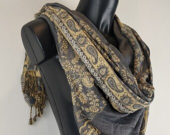 Reversible pashmina Riyan in viscose. Light gray paisley pattern.