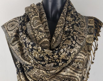 Omkeerbare pashmina sankya van viscose. Zwart en beige paisleypatroon