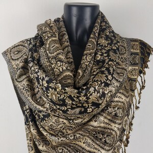 Sankya reversible viscose pashmina. Black and cream paisley pattern scarf.