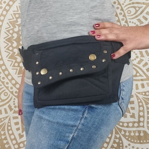 Riñonera Majali de algodón. Riñonera utilitaria de mujer en color negro con encaje.