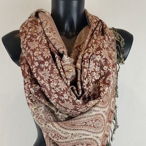 Reversible viscose Sankya pashmina. Brown and white paisley pattern.