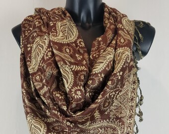 Pashmina Asoha réversible en viscose. Motif paisley marron et blanc.